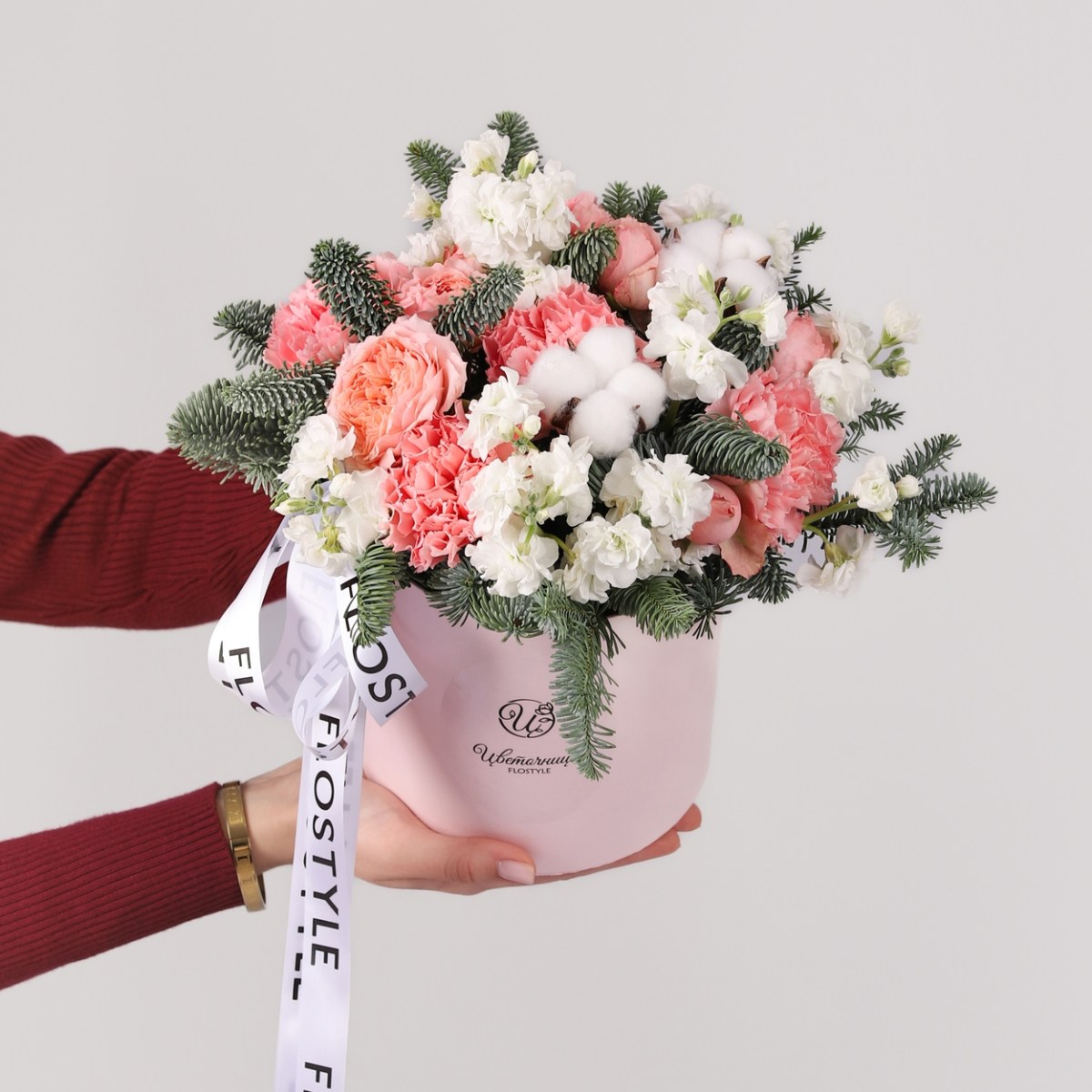 zimnyaya kompoziciya s pionovidnoj rozoj i goluboj elyu  6